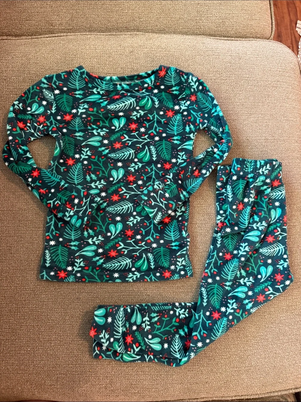 Cat & Jack Plush Green Floral Holly Holiday Kids Pajama Set